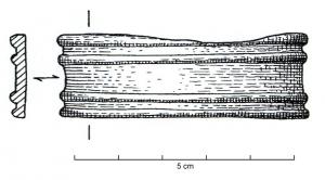 BRC-1101 - Fragment de bracelet en ruban
bronze
Fragment de bracelet en ruban; décor de nervures longitudinales disposées symétriquement sur la largeur du ruban. Ces nervures sont parfois guillochées.