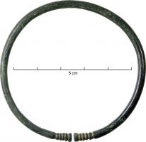 BRC-2020 - Bracelet à petits tamponsbronzeTPQ : -450 - TAQ : -400Bracelet ouvert, de section ronde et mince, pourvu aux extrémités de petits tampons précédant une partie ornée d'une série de moulures.