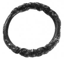 BRC-3001 - Bracelet fermé à décor plastique
bronze
TPQ : -350 - TAQ : -250
Bracelet coulé, fermé, à décor plastique (style de Waldalgesheim) réparti sur trois zones séparées par des segments lisses : chaque décor est constitué de deux éléments symétriques, ornés de paires de volutes évoquant, selon l'angle d'observation, des visages humains ou des têtes d'animaux fantastiques.