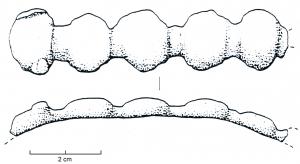 BRC-3005 - Bracelet à nodosités aplaties - type Py AC-3651
bronze
TPQ : -300 - TAQ : -200
Bracelet dont le jonc est orné de nodosités circulaires, aplaties, régulièrement réparties et séparées par des segments droits.