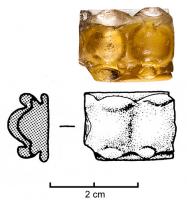 BRC-3015 - Bracelet Geb. 32
verre
TPQ : -175 - TAQ : -100
Bracelet en verre transparent sur fond jaune opaque, à trois côtes, décor plastique de nodules juxtaposés sur les trois côtes.