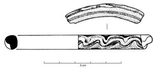 BRC-3038 - Bracelet Geb. 9
verre
TPQ : -150 - TAQ : -125
Bracelet à jonc simple, section en D, en verre transparent, orné de filets parallèles rapportés en verre jaune opaque, la zone externe étant ensuite repliée en méandres serrés pour former un motif serpentiforme.