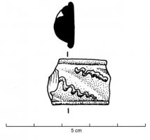BRC-3041 - Bracelet proche Geb. 12
verre
TPQ : -150 - TAQ : -100
Bracelet large à trois côtes, verre brun, côte centrale avec impressions obliques et filets rapportés en verre jaune opaque et blanc.