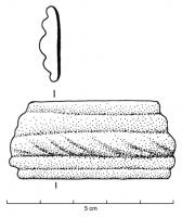 BRC-3042 - Bracelet série nouvelle - type Py AC-9441
verre
TPQ : -200 - TAQ : -125
Bracelet large à cinq côtes, en verre transparent sur fond jaune opaque ; impressions obliques serrées sur la côte médiane.