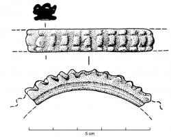 BRC-3045 - Bracelet forme Geb. 98
verre
TPQ : -200 - TAQ : -125
Bracelet de section quadrangulaire, en verre transparent sur fond jaune, comportant deux cannelures sur les faces latérales ; sur la face externe, bande rapportée avec trois côtes à profondes impressions transversales très rapprochées.