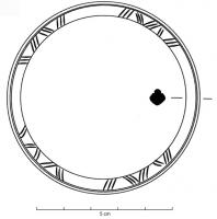 BRC-3504 - Bracelet fermé
bronze
TPQ : -475 - TAQ : -450
Bracelet fermé, de section massive et losangique, avec des moulures longitudinales et des motifs incisés le long de l'arête.