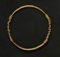 BRC-3525 - Bracelet filiforme à extrémités nouées
or
TPQ : -150 - TAQ : -30
Bracelet constitué d'un simple fil torsadé ; le système de fermeture est composé d'enroulements coulissants, permettant dans une  certaine mesure de régler le diamètre de la parure.