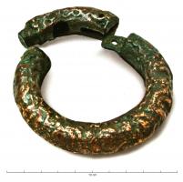 BRC-3538 - Bracelet à décor moulé et segment mobile
bronze
TPQ : -260 - TAQ : -200
Bracelet de section massive (ouverte par dessous), à segment mobile articulé à tenon, généralement orné sur tout le pourtour de motifs coulés : bande de chevrons sur l'arête externe, suite d'esses spiralées et dents-de-loup de chaque côté.