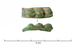 BRC-3540 - Bracelet forme Geb. 9
verre
TPQ : -150 - TAQ : -125
Bracelet en verre translucide de teinte naturelle (bleu-vert), avec des filets parallèles blanc opaque et des impressions transversales.