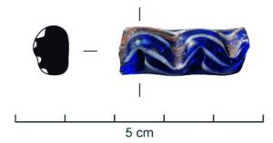 BRC-3541 - Bracelet série nouvelle - Geb. 9
verre
TPQ : -150 - TAQ : -125
Bracelet à jonc simple, section en D, en verre bleu foncé, sur lequel est rapporté un filet épais formant un serpent ondé bicolore, en verre mêlant le même verre bleu foncé et une teinte blanche opaque.