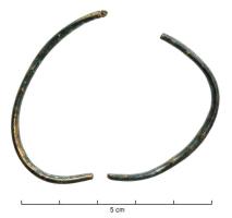 BRC-3559 - Anneau coudé
bronze
TPQ : -400 - TAQ : -250
Anneau à jonc fin, lisse, de section plano-convexe, dont la forme générale présente un coude simple.