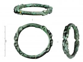 BRC-3560 - Bracelet fermé à décor plastique
bronze
TPQ : -350 - TAQ : -250
Bracelet coulé, fermé, à décor plastique à fort relief : deux zones de volutes couvrantes et symétriques  séparés par deux sections également symétriques ornées de motifs en forme d'oeil,  striés de fines incisions transversales et accostés de cercles oculés.