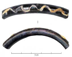 BRC-3565 - Bracelet Geb. 38
verre
TPQ : -120 - TAQ : -75
Bracelet de section semi-circulaire (ou en D : en fait un cercle légèrement aplati à l'intérieur), verre de couleur pourpre, avec un décor de filet ondulé jaune opaque rapporté à chaud sur le dos du bracelet.