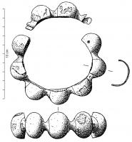 BRC-3566 - Bracelet à bossettes et segment mobile
bronze
TPQ : -260 - TAQ : -200
Bracelet de cheville, constitué d'un succession de bossettes creuses, séparées par de profondes dépressions; la fermeture est assurée par un segment mobile à tenon, maintenu de l'autre côté par une clavette.