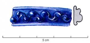 BRC-3581 - Bracelet Geb. 2
verre
TPQ : -260 - TAQ : -215
Bracelet en verre bleu foncé à cobalt, à trois côtes, étroit. La côte centrale, plus large, est occupée par un décor plastique bourgeonnant (bourgeons disposés en quinconce).