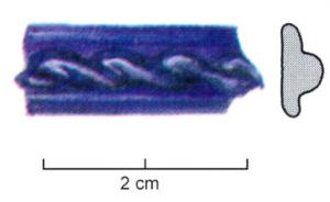 BRC-3585 - Bracelet Geb. 7
verre
TPQ : -260 - TAQ : -215
Bracelet en verre bleu cobalt à trois côtes, la côte centrale surélevée avec une série d'impressions obliques.