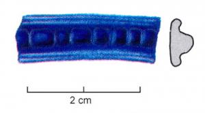 BRC-3587 - Bracelet Geb. 9
verre
TPQ : -260 - TAQ : -215
Bracelet en verre bleu cobalt à trois côtes, la côte centrale surélevée avec une série d'impressions perpendiculaires resserrées.