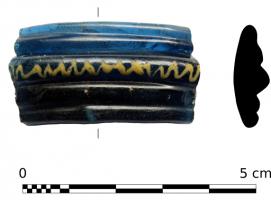 BRC-3589 - Bracelet Geb. 15
verre
TPQ : -225 - TAQ : -180
Bracelet en verre bleu cobalt, à cinq côtes, de taille décroissante du centre vers le bord. La côte centrale porte un décor de zigzags, en fil de verre jaune ou blanc.