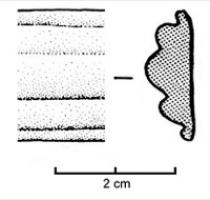 BRC-3614 - Bracelet équiv. Geb. 27
verre
TPQ : -200 - TAQ : -125
Bracelet fermé, profil à cinq côtes (largeur et relief des côtes augmentant du bord à la côte médiane), en verre brun translucide, plus ou moins foncé.