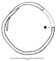 BRC-3619 - Bracelet ouvert à section quadrangulaire - Py AC-3521
bronze
TPQ : -450 - TAQ : -250
Bracelet ouvert en bronze à recouvrement, à section quadrangulaire (carrée, rectangulaire, losangiques), parfois orné d'incisions; extrémités simples, appointées ou non (parfois une seule appointée), souvent soulignées d'incisions.