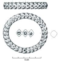BRC-4008 - Bracelet fermé à pointes de diamant
or
TPQ : 250 - TAQ : 400
Bracelet fermé, creux, dont la section est aménagée pour former une succession de polyèdres aux angles abattus, les centres étant occupés par des rosettes et de petits coquillages.