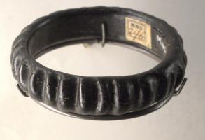 BRC-4024 - Bracelet fermé à côtes
verre
TPQ : 200 - TAQ : 400
Bracelet en verre très sombre, simplement orné d'une succession d'impressions verticales à chaud, resserrées, sur toute la circonférence.