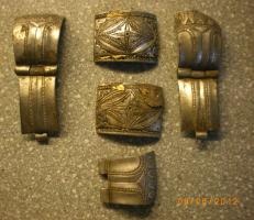 BRC-4044 - Bracelet
argent doré
TPQ : 200 - TAQ : 300
Bracelet comportant deux parties articulées par des charnières et fixées par un fermoir à goupille; la partie centrale, légèrement bombée, est ornée d'un rectangle à côtés concaves et d'une croix. Décor doré à la feuille.