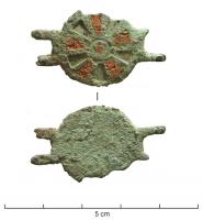 BRC-4067 - Bracelet émaillé
bronze
TPQ : 100 - TAQ : 300
Bracelet composé de disques émaillés dont le décor rayonnant (triangles juxtaposés) s'organise autour d'une couronne d'émail pointée : profil plat ou à peine galbé, avec deux paires d'appendices plats de chaque côté.