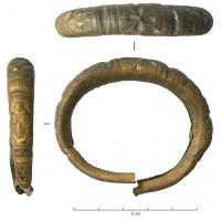 BRC-4101 - Bracelet tubulaire en tôle
bronze
TPQ : -30 - TAQ : 1
Bracelet tubulaire en tôle, avec une suture ouverte à l'intérieur; jonc ouvert, renflé au centre, avec un décor au repoussé formé de motifs centrés (fleuron à 4 pétales), cannelures transversales, filets, écailles.