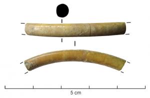 BRC-4120 - Bracelet en ivoire
ivoire
TPQ : 1 - TAQ : 400
Bracelet de section circulaire, poli, sans décor. Les exemplaires complets sont des tores continus et massifs, taillés dans une section de défense d'éléphant.