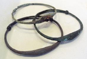 BRC-4121 - Bracelet à jonc renflé et extrémités nouées
bronze
TPQ : 50 - TAQ : 250
Bracelet au corps très légèrement renflé, jonc filiforme et extrémités nouées.