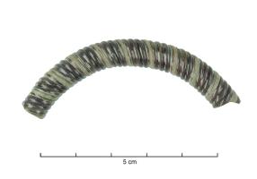 BRC-4236 - Bracelet torsadé
verre
TPQ : -30 - TAQ : 400
Bracelet en verre marron translucide dont le jonc est torsadé et souligné par un filet de couleur blanche.