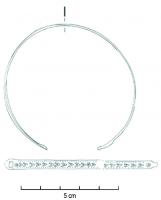 BRC-4240 - Bracelet rubané
bronze
TPQ : 300 - TAQ : 450
Bracelet rubané décoré d'une succession de V estampés, les extrémités sont marqué par des ocelles.