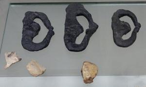 BRI-6001 - Briquet
fer
Briquet plat, en forme de D, appendice rentrant dans la partie rectiligne, sans doute pour faciliter la préhension.