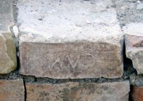 BRQ-4045 - Brique marquée CVA
terre cuite
Brique à maque moulée sur la tranche:  CVA, en fines lettres rétrogrades.