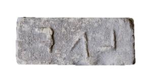 BRQ-4046 - Brique marquée LVF
terre cuite
Brique à maque moulée sur la tranche: LVF, en fines lettres rétrogrades.