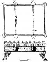 BRS-4001 - Brasero quadrangulaire
bronze, fer
Brasero ou foyer portatif, constitué d'un cadre en bronze posé sur quatre pieds (généralement en forme de pattes de fauves) et dont la bordure est constituée d'une suite de triangles crantés ; les braises sont posées à l'intérieur sur un gril en fer.
