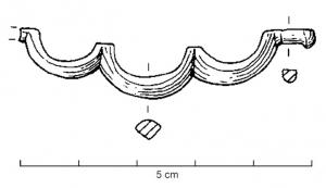 BSE-7001 - Armature de bourse
bronze
Bordure métallique formant trois arceaux prolongés par des barres rectilignes.