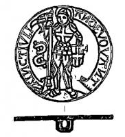 BSP-8019 - Bouton-enseigne de pèlerinage : saint Julien de Vouvant
bronze
Bouton circulaire, au décor incisé entouré d'une légende en lettres gothiques sur un phylactère : SAINCT IVLIAN DE VOVANT. Au centre, le saint en chevalier, debout, portant la croix sur son armure et sur le pennon de sa lance