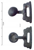 BTA-4022 - Bouton à anneau
bronze
Bouton en cupule creuse au revers, tige rejoignant une large bélière aux côtés festonnés.