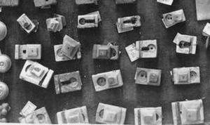 BTE-4003 - Ciste en osier
osier, os
Boîte parallélépipédique en vannerie, à couvercle à quatre rampants, fermée par un système de sangles muni d'un dispositif destiné à la protection d'un sceau. Ce