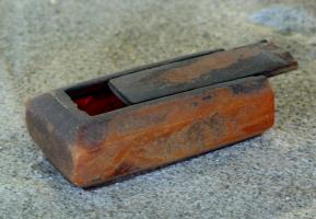 BTE-4006 - Boîte parallélépipédique
ambre
Boîte allongée, aux angles chanfreinés, reproduisant la forme générale d'exemplaires en ivoire; couvercle plat coulissant dans une glissière, avec en façade un motif en accolade pour faciliter sa manipulation.