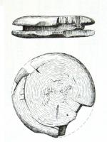 BTE-4010 - Fond de boîte en vannerie ou sparterie
bois
Rondelle de bois comportant une face ornée de cercles incisés, l'autre lisse, avec sur la tranche une profonde encoche permettant de maintenir une paroi en matériau périssable, vannerie ou sparterie.