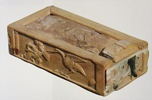 BTE-4011 - Boîte parallélépipédique
ivoire
Boîte composite, formée de panneaux rectangulaires assemblés (par collage) pour former un volume parallélépipédique, équipé d'un couvercle à glissière ; les côtés et le couvercles sont ornés de reliefs sculptés, et le couvercle à glissière est équipé d'une butée en accolade facilitant la manipulation; en façade, divers accessoires en bronze se rapportent à un système de verrouillage.