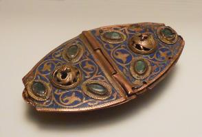 BTE-7001 - Navette émaillée
bronze
Boîte ovale, de forme ovale, avec un couvercle articulé sur une charnière transversale permettant d'ouvrir l'objet par moitié. décor émaillé avec des cabochons rapportés et des appliques ajourées à décor zoomorphe.