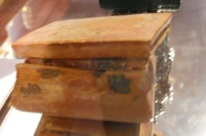 BTE-8001 - Boîte
bois peint
Boîte parallélépipédique à décor peint.