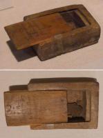 BTE-9002 - Boîte parallélépipédique
bois
Boite parallélépipédique, monoxyle, avec une feuillure aménagée dans la partie supérieure pour qu'un couvercle puisse coulisser sur le côté.