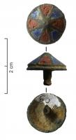 BTH-4006 - Bouton émaillé
bronze
Bouton conique, creusé en champlevé de loges triangulaires émaillées ou incrutées de verre, sur une base cylindrique creusée d'un filet; au revers, pointe ou rivet de fixation centré.