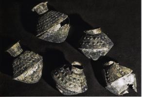 BTL-1001 - Bouteille à fond rond
bronze
Petite bouteille de type flacon, à panse biconique et fond ovoïde; col long et ouverture évasée ; récipient réalisé en 3 parties très soigneusement serties ; décor alterné de séries de lignes de points et de bossettes, comme sur les coupes de Kirkendrup-Jenisovice.