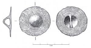 BTN-1011 - Bouton à pourtour discoïdal
bronze
Bouton à bélière ou à barre transversale ; bombement conique central et pourtour discoïdal ; possible décor en pointillé soulignant le pourtour ou le bombement.